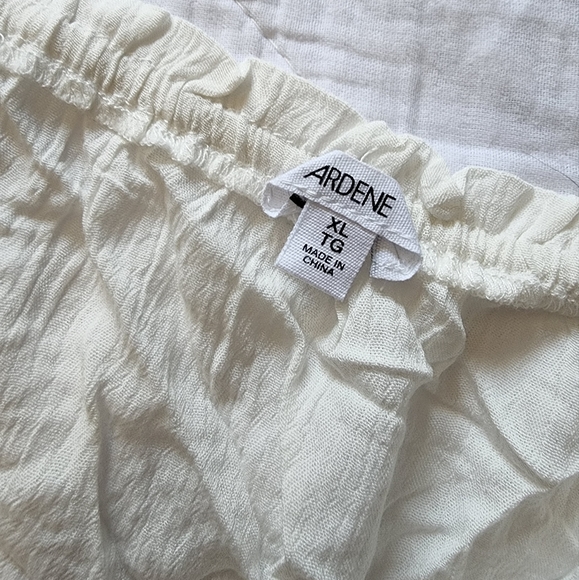 Woman's XL Floral Crops - Picture 2 of 6